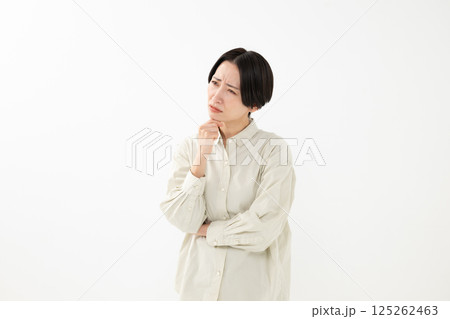 困った表情をする女性 125262463