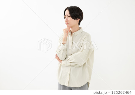 困った表情をする女性 困った表情をする女性 125262464