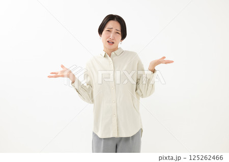 困った表情をする女性 125262466