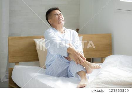足が攣ったベッドのシニア男性　 　   125263390