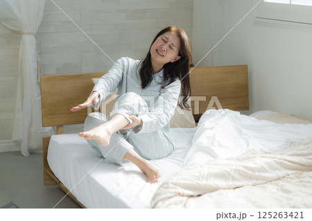 足が攣った寝室のシニア女性　 125263421