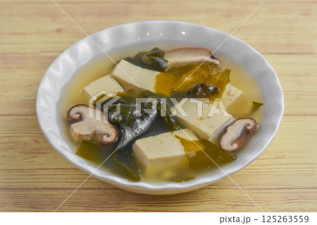 ワカメと豆腐のスープ ワカメと豆腐のスープ 125263559