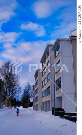 ロバニエミの町並みと子供 ロバニエミの町並みと子供 125264336