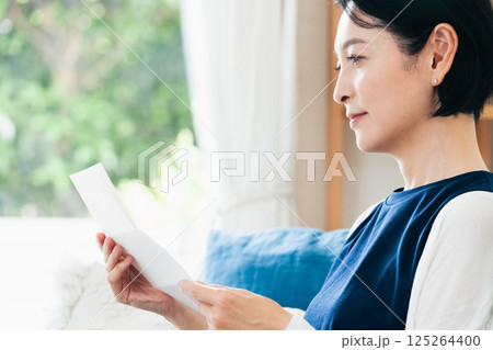 手紙を読む女性 手紙を読む女性 125264400