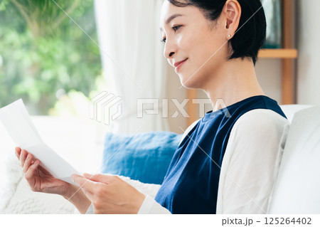 手紙を読む女性 手紙を読む女性 125264402