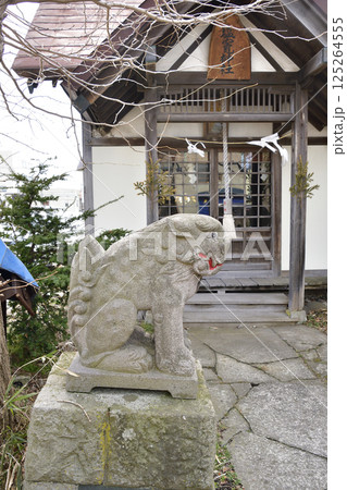 春の北海道函館市で塩竈神社境内の風景を撮影 125264555