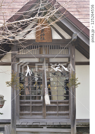 春の北海道函館市で塩竈神社境内の風景を撮影 125264556