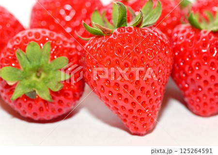 甘くて美味しいイチゴ（埼玉県産あまりん） 125264591