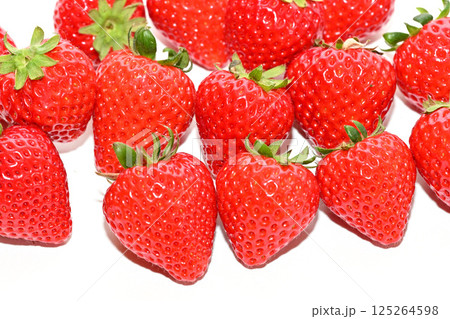 甘くて美味しいイチゴ（埼玉県産あまりん） 125264598