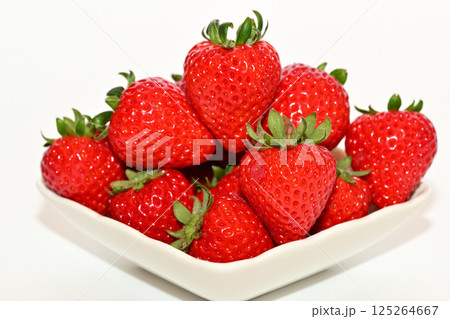甘くて美味しいイチゴ（埼玉県産あまりん） 125264667