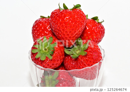 甘くて美味しいイチゴ（埼玉県産あまりん） 125264674