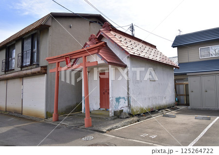 春の北海道函館市で大繩稲荷神社境内の風景を撮影 125264722