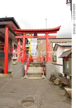 春の北海道函館市で中の橋黒木八大龍神境内の風景を撮影 125264804
