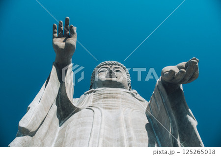 青空に映える巨大な牛久大仏 125265018