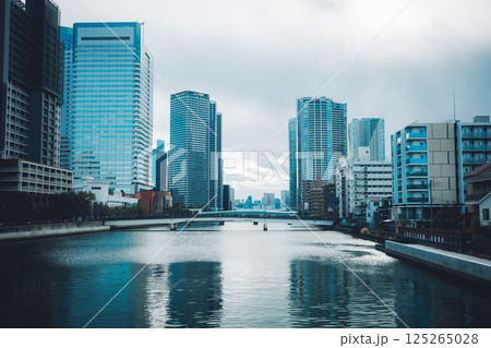 隅田川に架かる勝鬨橋と高層ビル群 125265028