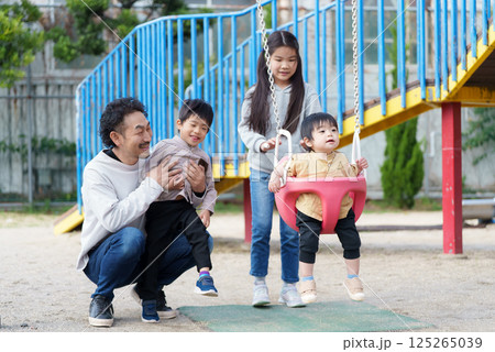 公園で遊ぶ家族 125265039