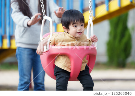 公園で遊ぶ子供 公園で遊ぶ子供 125265040