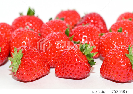 甘くて美味しいイチゴ（埼玉県産あまりん） 125265052
