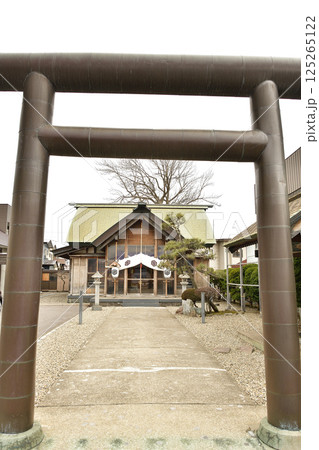 春の北海道函館市で亀田龍神社境内の風景を撮影 春の北海道函館市で亀田龍神社境内の風景を撮影 125265122
