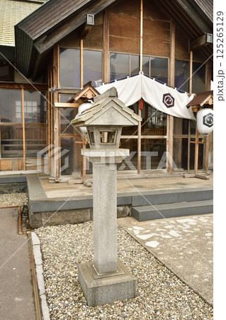 春の北海道函館市で亀田龍神社境内の風景を撮影 125265129