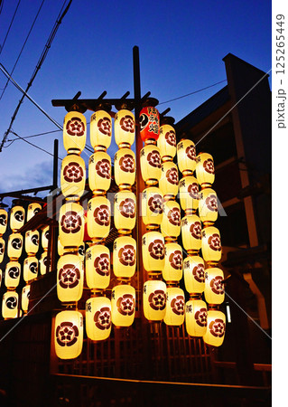 京都祇園祭　京都の夏祭り　日本三大祭り　祇園祭の夜景　宵山の風景　夜空に映える提灯 125265449