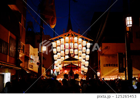 京都祇園祭　京都の夏祭り　日本三大祭り　祇園祭の夜景　宵山の風景　夜空に映える提灯 125265453