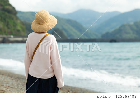 春の海辺を散策するミドル女性 125265488