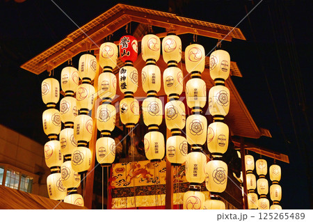 京都祇園祭　京都の夏祭り　日本三大祭り　祇園祭の夜景　宵山の風景　夜空に映える提灯 125265489