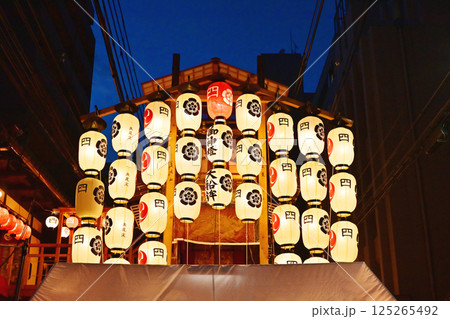 京都祇園祭　京都の夏祭り　日本三大祭り　祇園祭の夜景　宵山の風景　夜空に映える提灯 125265492