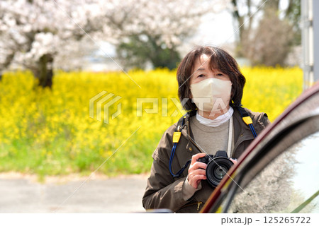 カメラで写真を撮る女性 125265722