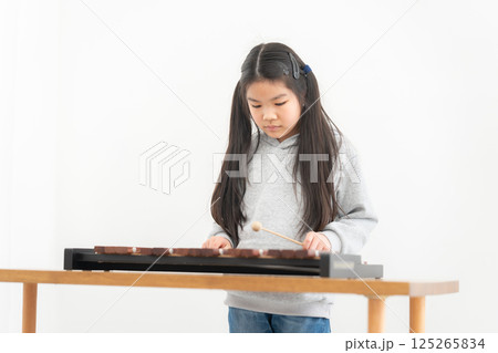木琴の練習をする小学生の女の子 125265834