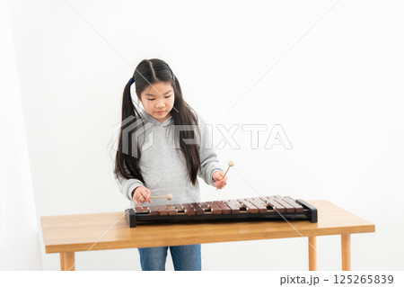 木琴の練習をする小学生の女の子 木琴の練習をする小学生の女の子 125265839