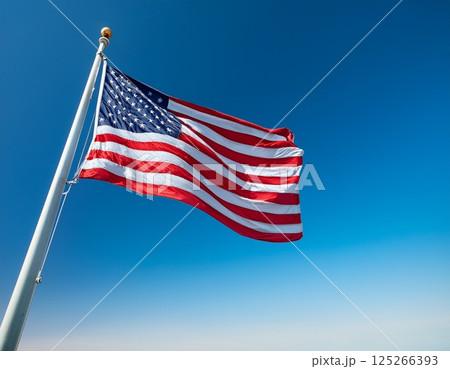 青空を背景に風にはためくポール付きアメリカ国旗 fluttering american flag 青空を背景に風にはためくポール付きアメリカ国旗 fluttering american flag 125266393