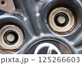 タイヤ交換時、ホイールを車軸側のボルトに嵌めた図 125266603
