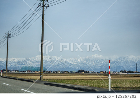 立山連峰が綺麗に見える富山県の平野部 立山連峰が綺麗に見える富山県の平野部 125267202