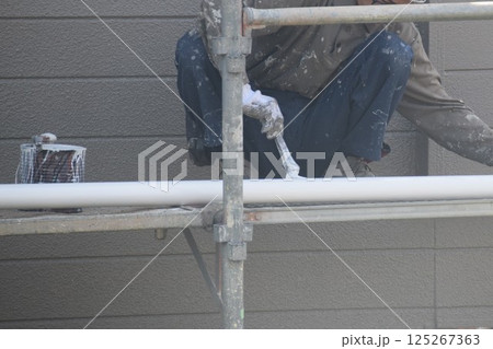 ペンキ塗布作業　手塗り　刷毛塗り　素材　背景 125267363