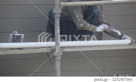 ペンキ塗布作業　手塗り　刷毛塗り　素材　背景 125267365