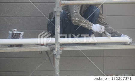 ペンキ塗布作業 手塗り 刷毛塗り 素材 背景 ペンキ塗布作業 手塗り 刷毛塗り 素材 背景 125267371