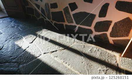 綺麗な光が入ったコンクローとの床 125268151