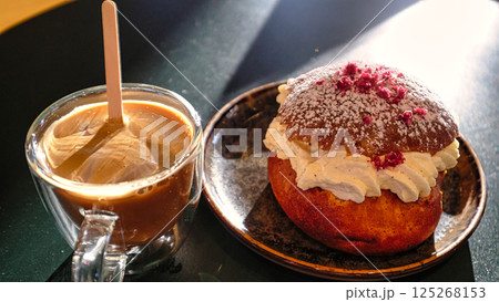 ホイップクリームをたくさん入れたラズベリーのパン 125268153