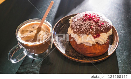 おしゃれな店で食べたラズベリーパンとエスプレッソ 125268155