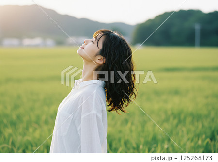 草原に佇む女性 125268173