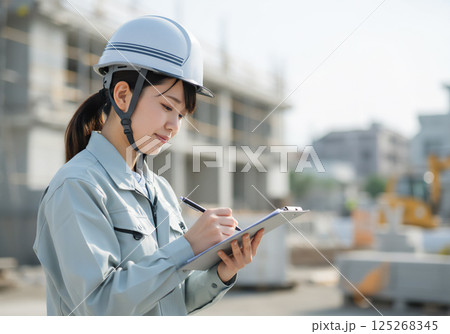建設現場で働く女性 建設現場で働く女性 125268345
