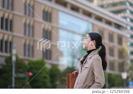 丸の内のビジネスウーマンのサイドショットポートレート 125268398