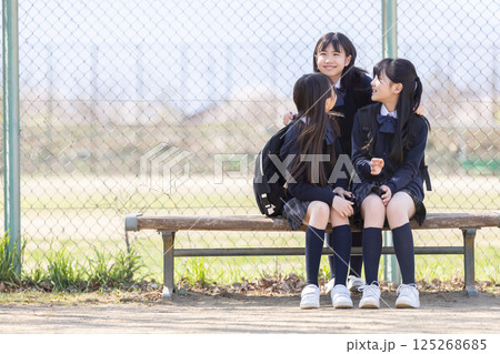 グラウンドのベンチに座る女子学生 125268685