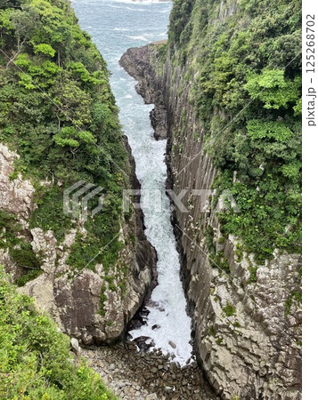 ひゅうが岬の峡谷 125268702