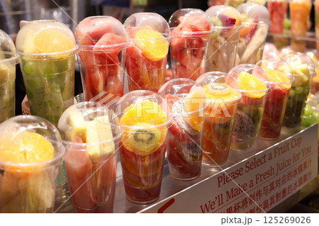 韓国の広蔵市場にて売られているフルーツの盛り合わせ 韓国の広蔵市場にて売られているフルーツの盛り合わせ 125269026