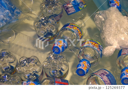 夏祭りに飲料水をアイスボックスで冷やす 125269377