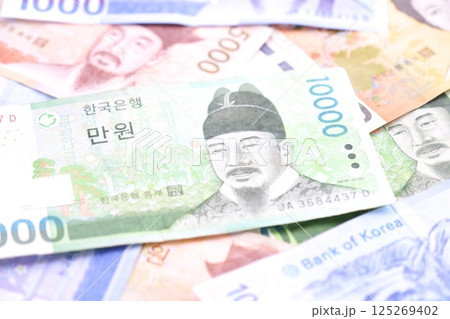 韓国の通貨、ウォンKRWの紙幣 125269402