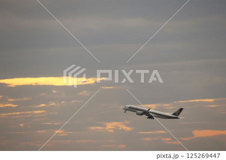 夕方の羽田空港を離陸する国際線の飛行機 夕方の羽田空港を離陸する国際線の飛行機 125269447